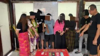Sejumlah warga dan oknum aparat serta barang bukti narkoba yang diamankan Satuan Reserse Narkoba dalam penggerebekan di kos-kosan yang berlokasi di Lingkungan Salama, Kelurahan Bada, Kabupaten Dompu, Minggu (23/11/2025) pagi.