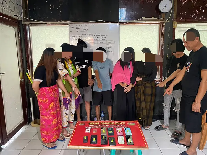 Sejumlah warga dan oknum aparat serta barang bukti narkoba yang diamankan Satuan Reserse Narkoba dalam penggerebekan di kos-kosan yang berlokasi di Lingkungan Salama, Kelurahan Bada, Kabupaten Dompu, Minggu (23/11/2025) pagi.