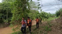 Tim Rescue Pos SAR Bima sedang menyusuri sungai untuk mencari Abdul Wahab (70 tahun), seorang lansia yang dilaporkan hilang terseret banjir di Kelurahan Kumbe Kota Bima, Rabu (19/11/2025).
