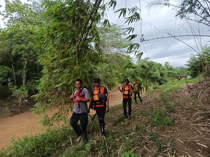 Tim Rescue Pos SAR Bima sedang menyusuri sungai untuk mencari Abdul Wahab (70 tahun), seorang lansia yang dilaporkan hilang terseret banjir di Kelurahan Kumbe Kota Bima, Rabu (19/11/2025).