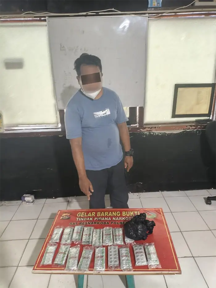 Terduga pengedar tramadol dan barang bukti ribuan butir obat keras yang diamankan aparat kepolisian di Dompu.