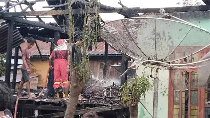 Puing-puing dua rumah warga di Dusun Sari, Desa Kelampa, Kecamatan Woha, Kabupaten Bima, yang hangus terbakar pada Sabtu (29/11/2025) siang.