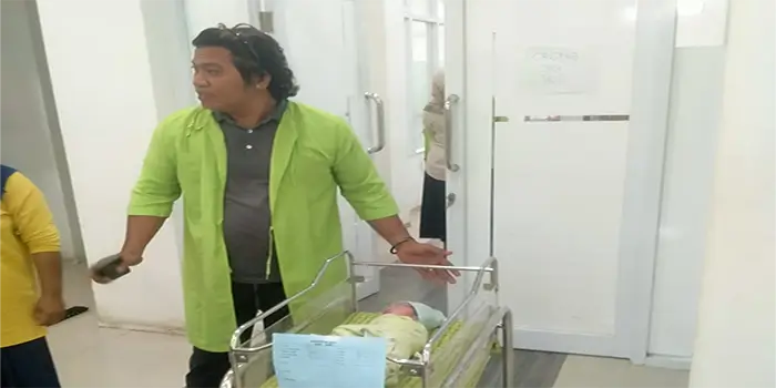 Bayi laki-laki yang dilahirkan wanita muda di dekat sungai dievakuasi warga ke RSUD Dompu untuk mendapatkan perawatan medis.