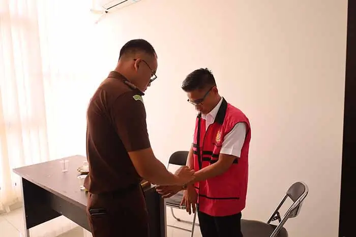 Petugas Kejati NTB saat memborgol tersangka kasus gratifikasi anggota DPRD Provinsi NTB periode 2024-2029 sebelum akan dibawa ke Lapas Kelas IIA Lombok Barat.