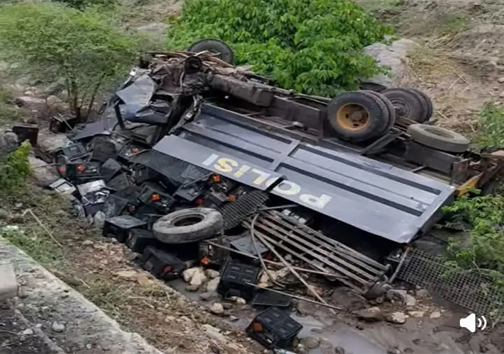Kondisi truk pengangkut amunisi milik TNI yang dikemudikan oleh anggota Dalmas Polres Dompu yang mengalami kecelakaan tunggal (laka tunggal) di tanjakan Moti Toi, Desa Tolokalo, Kecamatan Kempo, Kabupaten Dompu, pada Kamis (13/11/2025) siang.