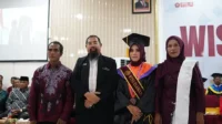 Presiden Direktur Al-Wildan Islamic School, Prof. Dr. Abdurrahim Al Basyir, M.Pd foto bersama wisudawati terbaik angkatan XXI STKIP Taman Siswa Bima dan kedua orang tuanya. Presiden Direktur Al-Wildan Islamic School, Prof. Dr. Abdurrahim Al Basyir, M.Pd foto bersama wisudawati terbaik angkatan XXI STKIP Taman Siswa Bima dan kedua orang tuanya.