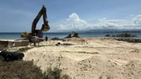 Aktivitas alat berat dalam rangkaian proyek revetment di Gili Meno Lombok Utara. Foto Ist. Aktivitas alat berat dalam rangkaian proyek revetment di Gili Meno Lombok Utara. Foto Ist.