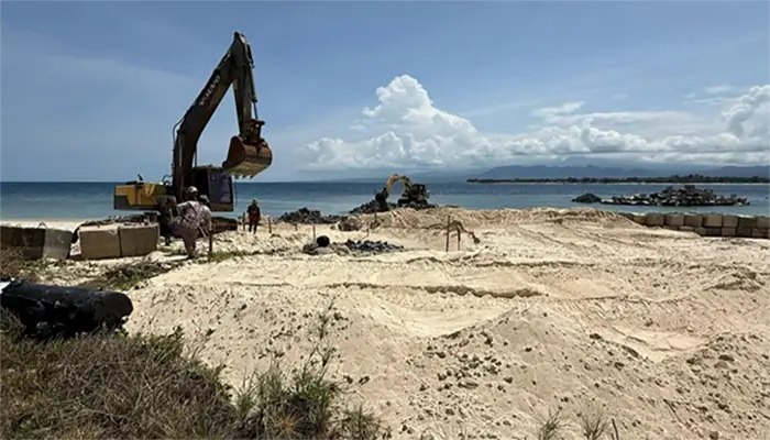 Aktivitas alat berat dalam rangkaian proyek revetment di Gili Meno Lombok Utara. Foto Ist.