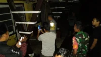Aparat Kepolisian dan TNI bersama petugas Damkar saat melihat kondisi bangunan yang diduga sengaja dibakar terduga pelaku, Selasa (11/11/2025) malam.