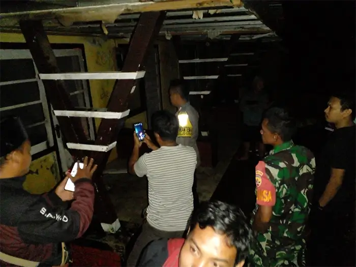 Aparat Kepolisian dan TNI bersama petugas Damkar saat melihat kondisi bangunan yang diduga sengaja dibakar terduga pelaku, Selasa (11/11/2025) malam.
