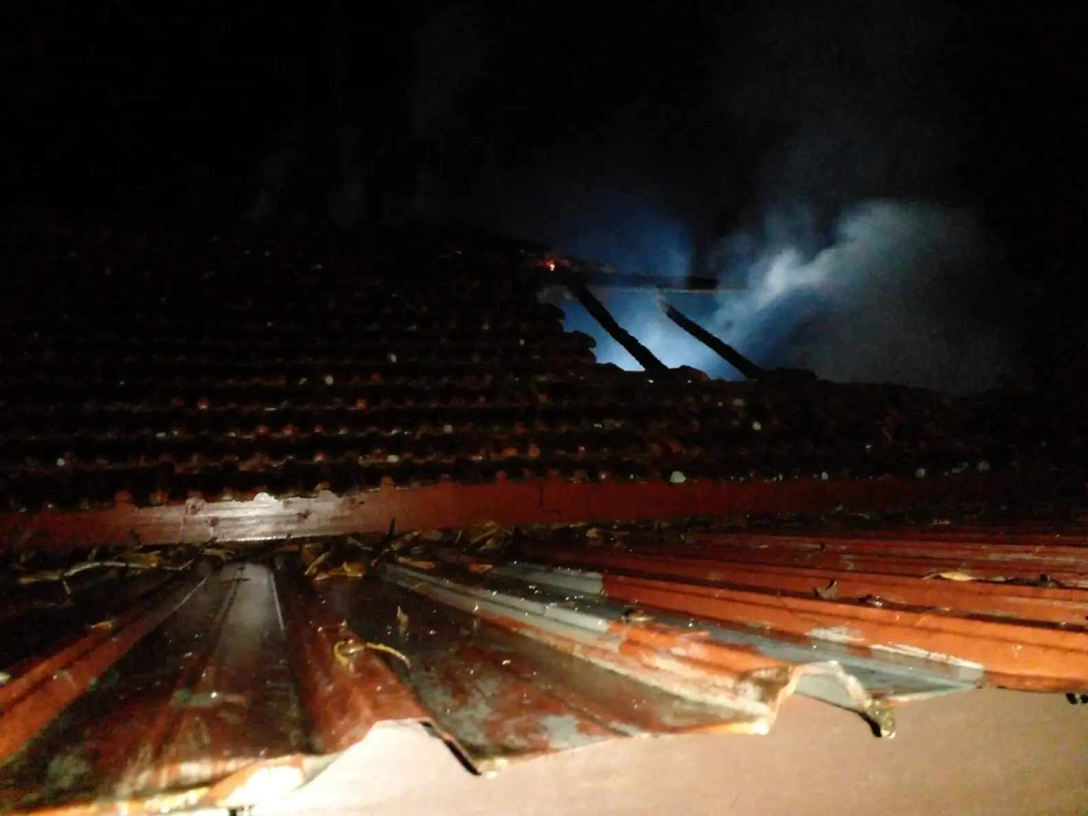 Bagian atap bangunan di kompleks Oi Wobo Kecamatan Wawo Kabupaten Bima yang terbakar Senin (11/11/2025) malam.