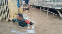 Kondisi saat banjir meluap ke pemukiman warga di Desa Monggo Kecamatan Madapangga Kabupaten Bima, Rabu (5/11/2025) sore. Kondisi saat banjir meluap ke pemukiman warga di Desa Monggo Kecamatan Madapangga Kabupaten Bima, Rabu (5/11/2025) sore.