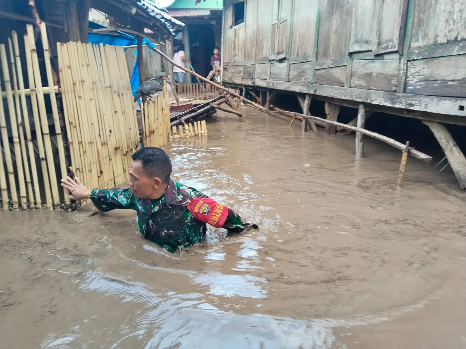Kondisi saat banjir meluap ke pemukiman warga di Desa Monggo Kecamatan Madapangga Kabupaten Bima, Rabu (5/11/2025) sore.