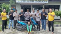 Kapolsek Bolo, AKP Nurdin dan anggota foto bersama barang bukti dan terduga pelaku Curanmor yang berhasil diamankan. Kapolsek Bolo, AKP Nurdin dan anggota foto bersama barang bukti dan terduga pelaku Curanmor yang berhasil diamankan.