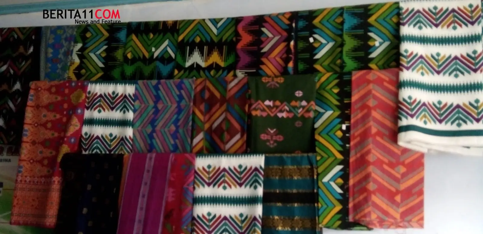 Sejumlah kain tenun kerajinan lokal yang dihasilkan tangan-tangan terampil di Kelurahan Rabadompu Barat Kota Bima yang sudah dipasarkan hingga mancanegara. Foto US/ Berita11.com.