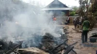 Puing-puing rumah panggung korban di Desa Dumu, Kecamatan Langgudu, Kabupaten Bima yang hangus total akibat kebakaran yang diduga dipicu oleh korsleting listrik sekira pukul 11.30 WITA, pada Kamis (14/11/2025). Puing-puing rumah panggung korban di Desa Dumu, Kecamatan Langgudu, Kabupaten Bima yang hangus total akibat kebakaran yang diduga dipicu oleh korsleting listrik sekira pukul 11.30 WITA, pada Kamis (14/11/2025).