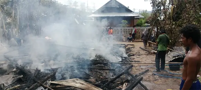 Puing-puing rumah panggung korban di Desa Dumu, Kecamatan Langgudu, Kabupaten Bima yang hangus total akibat kebakaran yang diduga dipicu oleh korsleting listrik sekira pukul 11.30 WITA, pada Kamis (14/11/2025).