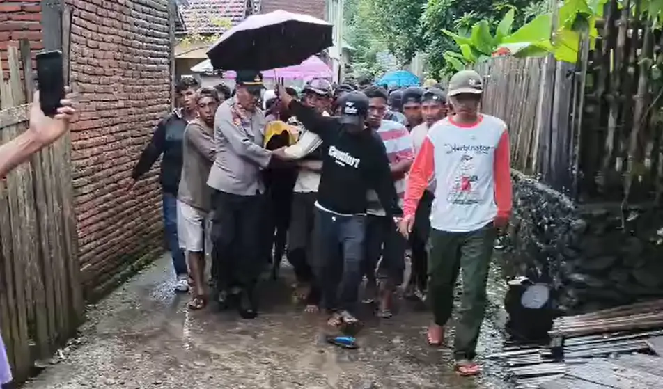 Proses evakuasi korban yang disambar petir saat memperbaiki atap gubuk di tengah ladang di Tompo Moti To’i Kecamatan Kempo Kabupaten Dompu, Selasa (11/11/2025) siang.