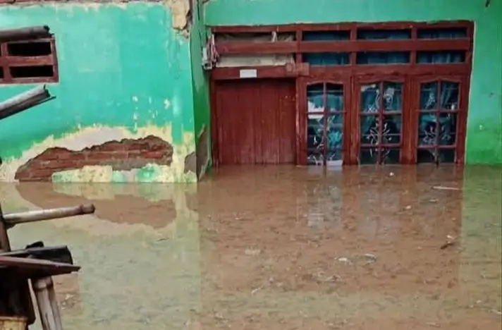 Kondisi luapan banjir menggenangi pemukiman warga di Kabupaten Bima, Senin (10/11/2025) sore.