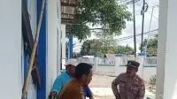 Kepala Kepolisian Sektor Bolo, AKP Nurdin berupaya memediasi BPD Desa Tambe dengan Pemerintah Desa setempat agar mau membuka pintu utama kantor desa yang dipalang agar tidak mengganggu pelayanan publik, Senin (17/11/2025) siang.