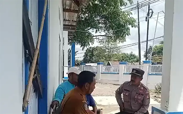 Kepala Kepolisian Sektor Bolo, AKP Nurdin berupaya memediasi BPD Desa Tambe dengan Pemerintah Desa setempat agar mau membuka pintu utama kantor desa yang dipalang agar tidak mengganggu pelayanan publik, Senin (17/11/2025) siang.