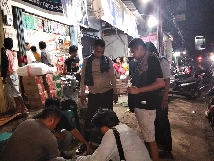 Personil Polsek Bolo saat memeriksa dan menggeledah barang bukti yang dikantungi oleh terduga pengedar obat terlarang, Tramadol dan Trihexyphenidyl di depan toko sekitar Cabang Donggo Kecamatan Bolo, Minggu (23/11/2025) malam.