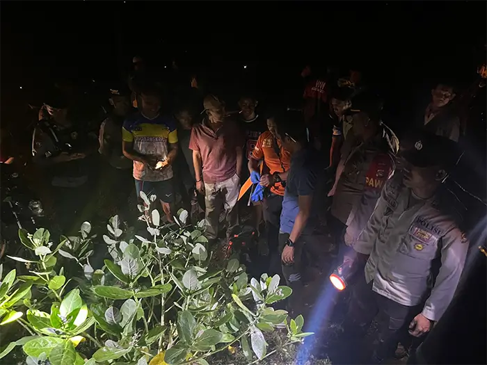 Aparat kepolisian dan warga memadati lokasi temuan bayi di Kelurahan Panggi Kota Bima, Jumat (28/11/2025) malam.