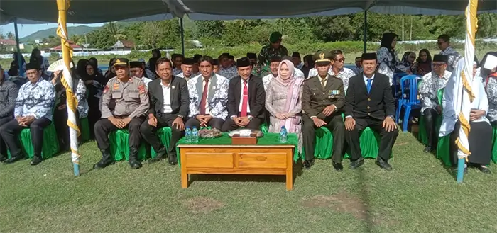 Wabup Dompu, Syirajuddin dan anggota Forum Komunikasi Pimpinan Kecamatan Kempo saat menghadiri upacara peringatan hari guru nasional 2025 di Lapangan Sera Ala, Kecamatan Kempo, sekira pukul 08.00 Wita, Selasa (25/11/2025).