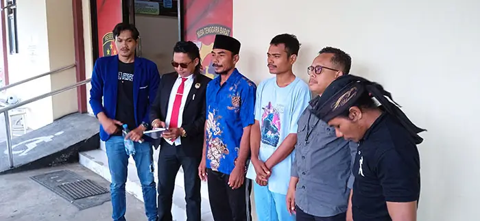 Ayah dan kakak kandung dari Kifen bersama Tim Kuasa Hukumnya menyampaikan keterangan pers usai diizinkan pulang oleh Satuan Reskrim Polres Bima Kota.