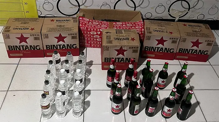 Barang bukti puluhan botol minuman keras berbagai merek yang diamankan Satuan Reserse Narkoba Polres Dompu.