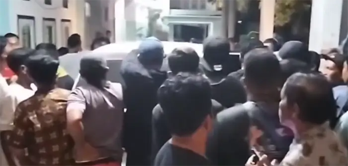 Pengedar Narkoba yang diringkus bersama barang bukti lebih dari setengah kilogram sab-sabu saat dibawa oleh Tim Opsnal Polres Bima Kota, Sabtu (6/12/2025) lalu.