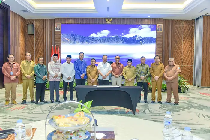 Foto bersama Bupati Bima, Ady Mahyudi bersama Gubernur NTB, H Lalu Muhammad Iqbal dan sejumlah kepala daerah di sela Rakor.