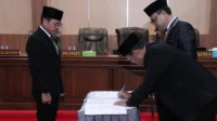 Bupati Dompu, Bambang Firdaus dan Pimpinan DPRD Kabupaten Dompu saat menandatangani dokumen RAPBD Tahun 2026. Bupati Dompu, Bambang Firdaus dan Pimpinan DPRD Kabupaten Dompu saat menandatangani dokumen RAPBD Tahun 2026.