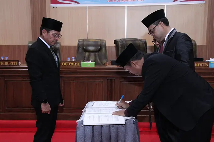 Bupati Dompu, Bambang Firdaus dan Pimpinan DPRD Kabupaten Dompu saat menandatangani dokumen RAPBD Tahun 2026.