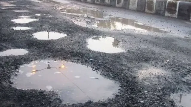 Ilustrasi Jalan Rusak.