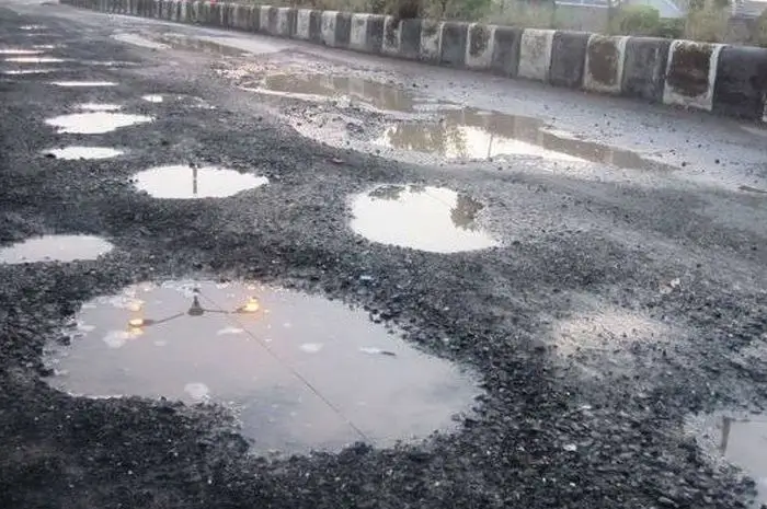 Ilustrasi Jalan Rusak.