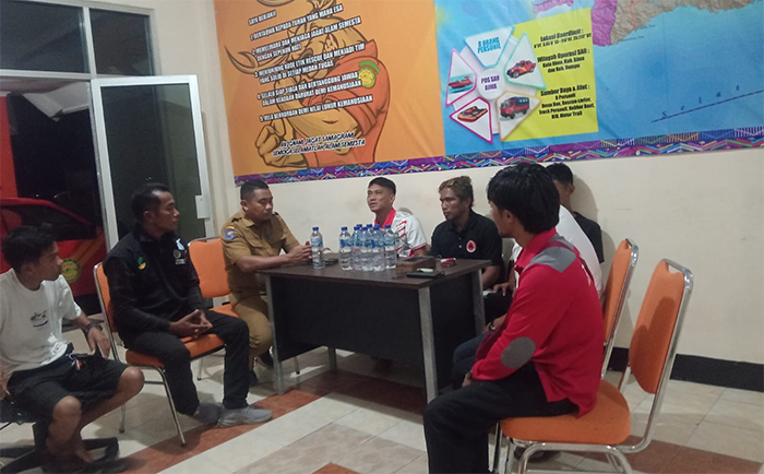 Kepala Bidang Kedaruratan dan Logistik Badan Penanggulangan Bencana Daerah (BPBD) Kabupaten Bima, M Nurul Huda dan staf bersama perwakilan Dinsos Kabupaten Bima berkoordinasi dengan Pos SAR Bima dalam rangka melanjutkan pencarian Kifen, korban hilang di Gunung Sangiang Api.