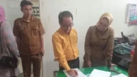 Ketua DPRD Dompu, Muttakun saat melaksanakan inspeksi mendadak di Sekretariat Daerah Kabupaten Dompu. Ketua DPRD Dompu, Muttakun saat melaksanakan inspeksi mendadak di Sekretariat Daerah Kabupaten Dompu.