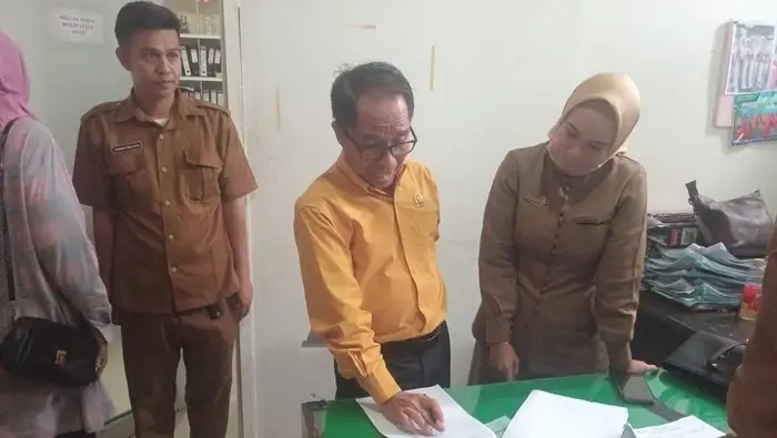 Ketua DPRD Dompu, Muttakun saat melaksanakan inspeksi mendadak di Sekretariat Daerah Kabupaten Dompu.