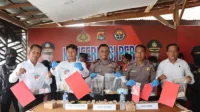 Suasana konferensi pers pengungkapan sejumlah kasus yang berhasil diungkapk Polres Dompu melalui Operasi Antik Rinjani 2025. Konferensi pers dipimpin Wakil Kepala Polres Dompu, Kompol Heru Windiarto di Ruang Konferensi Pers Polres Dompu, Senin (15/12/2025) pagi.