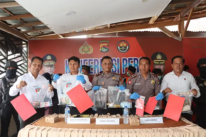 Suasana konferensi pers pengungkapan sejumlah kasus yang berhasil diungkapk Polres Dompu melalui Operasi Antik Rinjani 2025. Konferensi pers dipimpin Wakil Kepala Polres Dompu, Kompol Heru Windiarto di Ruang Konferensi Pers Polres Dompu, Senin (15/12/2025) pagi.