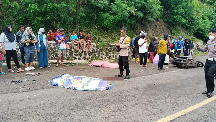 Korban kecelakaan lalu lintas maut antara mobil truk box milik salah satu ritel modern dengan sepeda motor Honda Vario terjadi di Jalan Raya Ompu Beko, Desa Bara, Kecamatan Woja, Kabupaten Dompu, pada Minggu (28/12/2025).