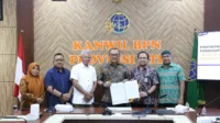 Sekda Kabupaten Bima, Adel Linggi Ardi dan Kepala Sub Direktorat Penegakan Hukum dan Penyelesaian Sengketa Penataan Ruang Wilayah IV BPN, Aristiyono Devri Nuryanto foto bersama usai menandatangani nota kesepahaman (MoU).