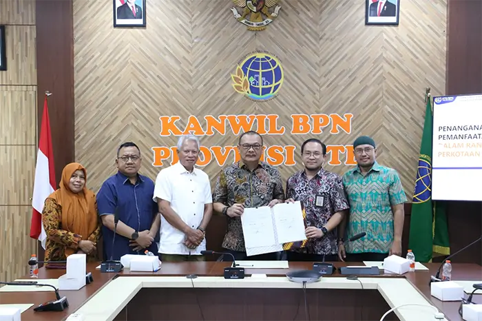 Sekda Kabupaten Bima, Adel Linggi Ardi dan Kepala Sub Direktorat Penegakan Hukum dan Penyelesaian Sengketa Penataan Ruang Wilayah IV BPN, Aristiyono Devri Nuryanto foto bersama usai menandatangani nota kesepahaman (MoU).