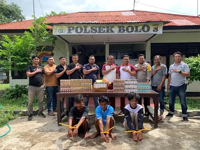 Terduga pelaku pencurian yang berhasil dibekuk tim Polsek Bolo, Sabtu (13/12/2025).