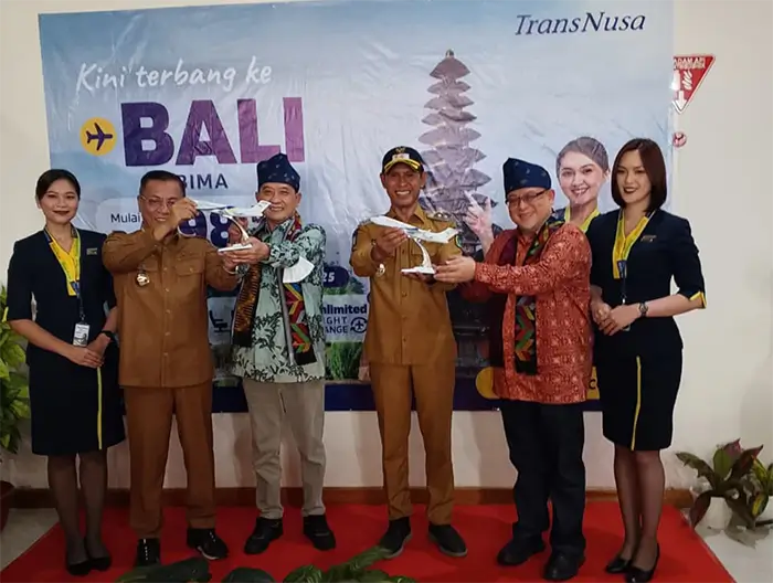 Wakil Bupati Bima, dr. H. Irfan Zubaidy foto bersama CEO TransNusa, Bayu Sutanto usai penerbangan perdana TransNusa rute Denpasar (DPS) menuju Bima (BMU), Nusa Tenggara Barat, pada Senin (15/12/2025).