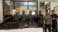 Kapolsek Bolo, AKP Nurdin dan anggota bersama barang bukti puluhan botol miras yang berhasil disita dalam Operasi Lilin Rinjani 2025 yang digelar pada Jumat (26/12/2025) malam. Kapolsek Bolo, AKP Nurdin dan anggota bersama barang bukti puluhan botol miras yang berhasil disita dalam Operasi Lilin Rinjani 2025 yang digelar pada Jumat (26/12/2025) malam.