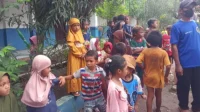 Sejumlah siswa saat menanti pembagian MBG oleh SPPG Lewintana (Yayasan Peduli Umat Muslim).