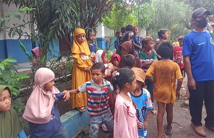 Sejumlah siswa saat menanti pembagian MBG oleh SPPG Lewintana (Yayasan Peduli Umat Muslim).