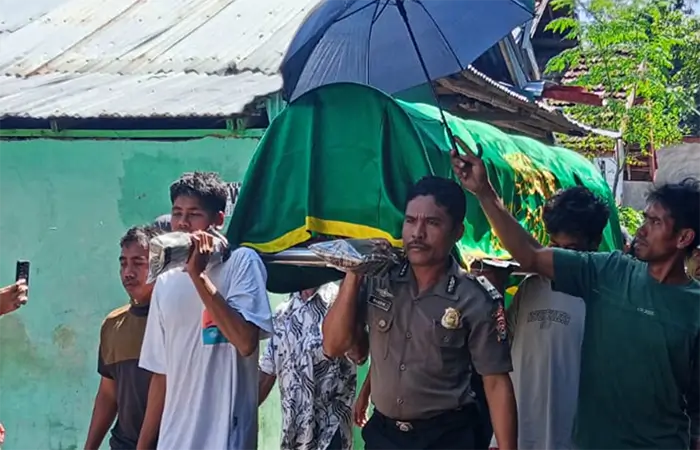 Anggota Polsek Bolo saat melaksanakan sambang duka dan membantu proses pemakaman Ikbal alias Gito yang meninggal dunia setelah terseret arus banjir.